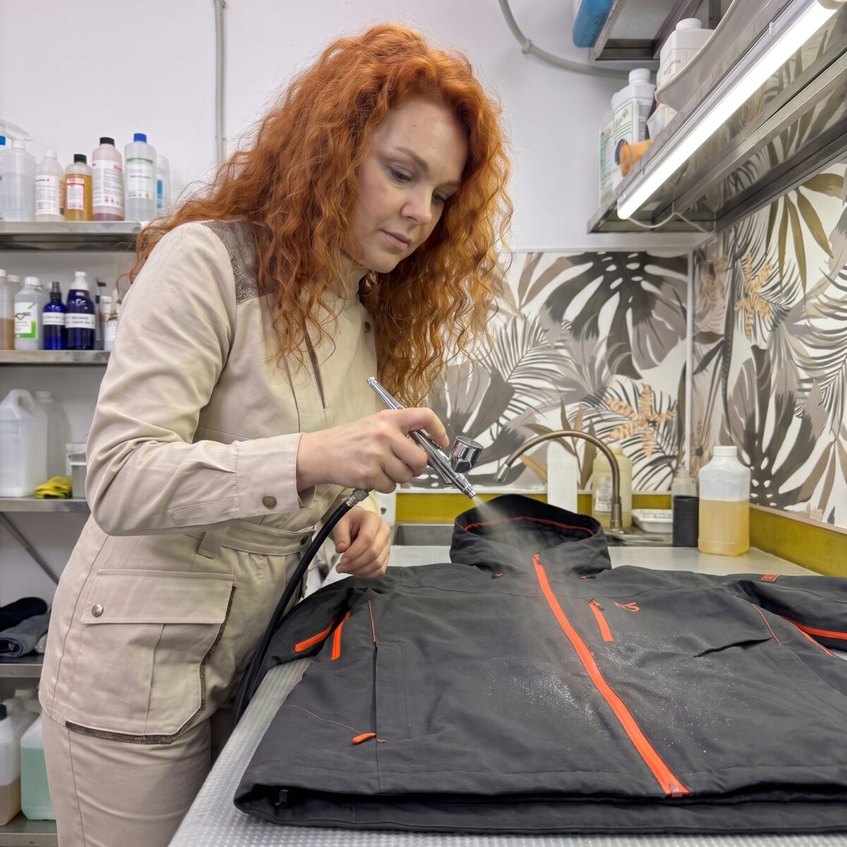 Работа с швом спортивной куртки с красным кантом
